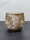 Ceramic sponge holder with leaf patterns