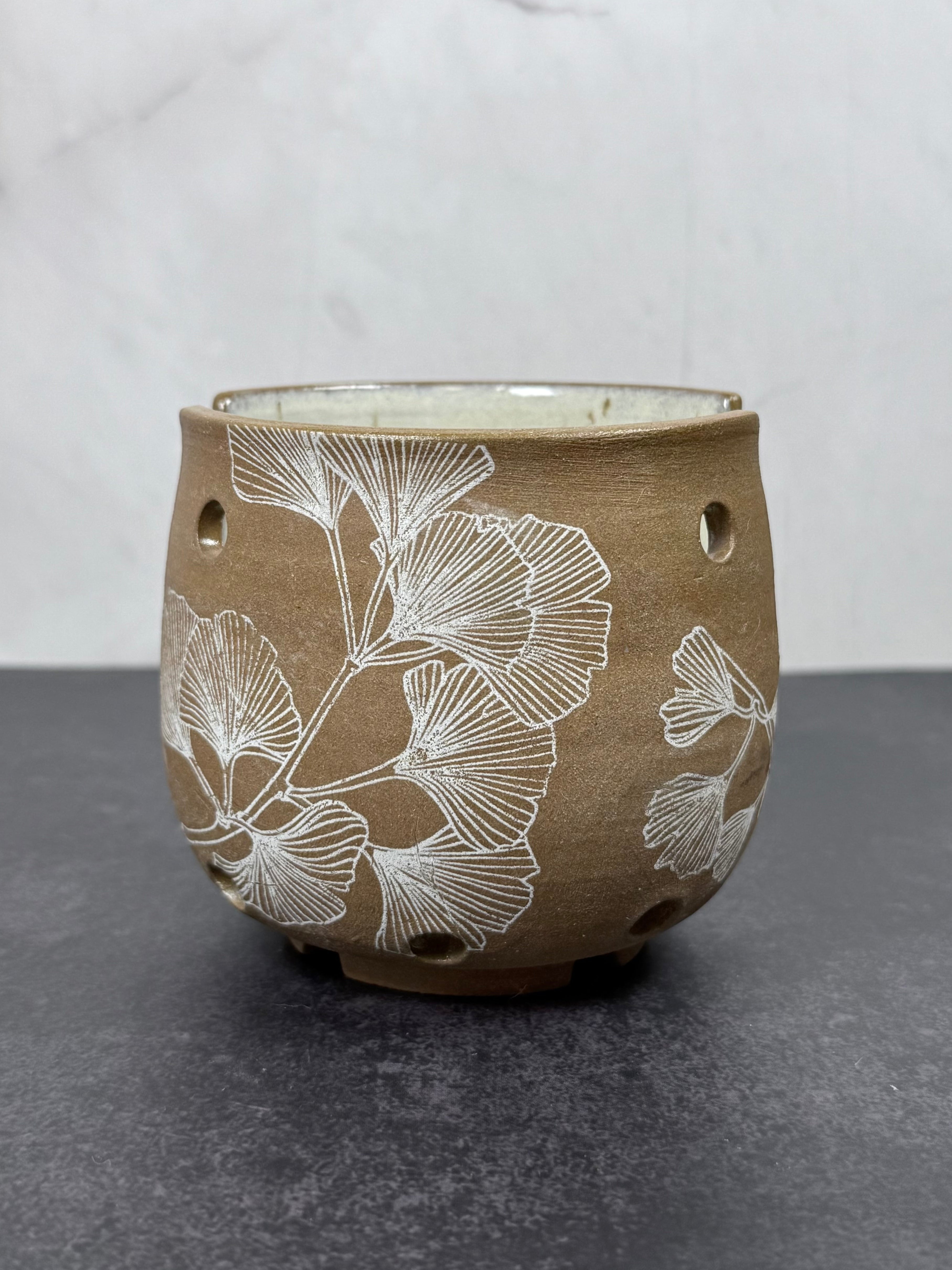 Ceramic sponge holder with leaf patterns