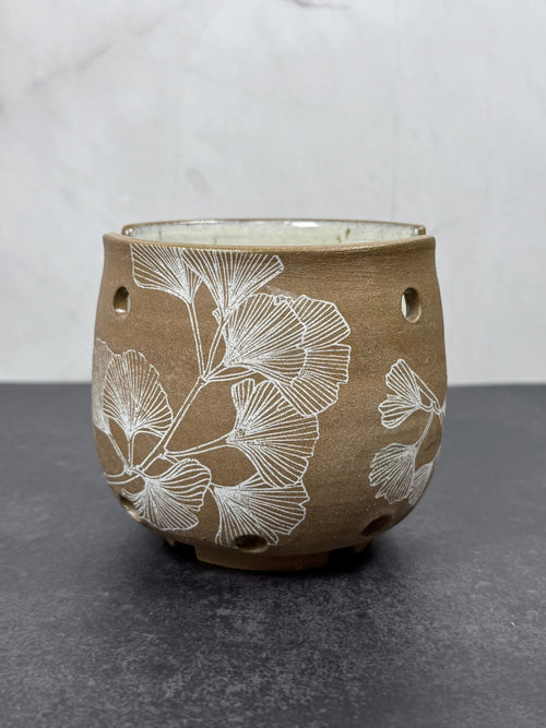 Ceramic sponge holder with leaf patterns